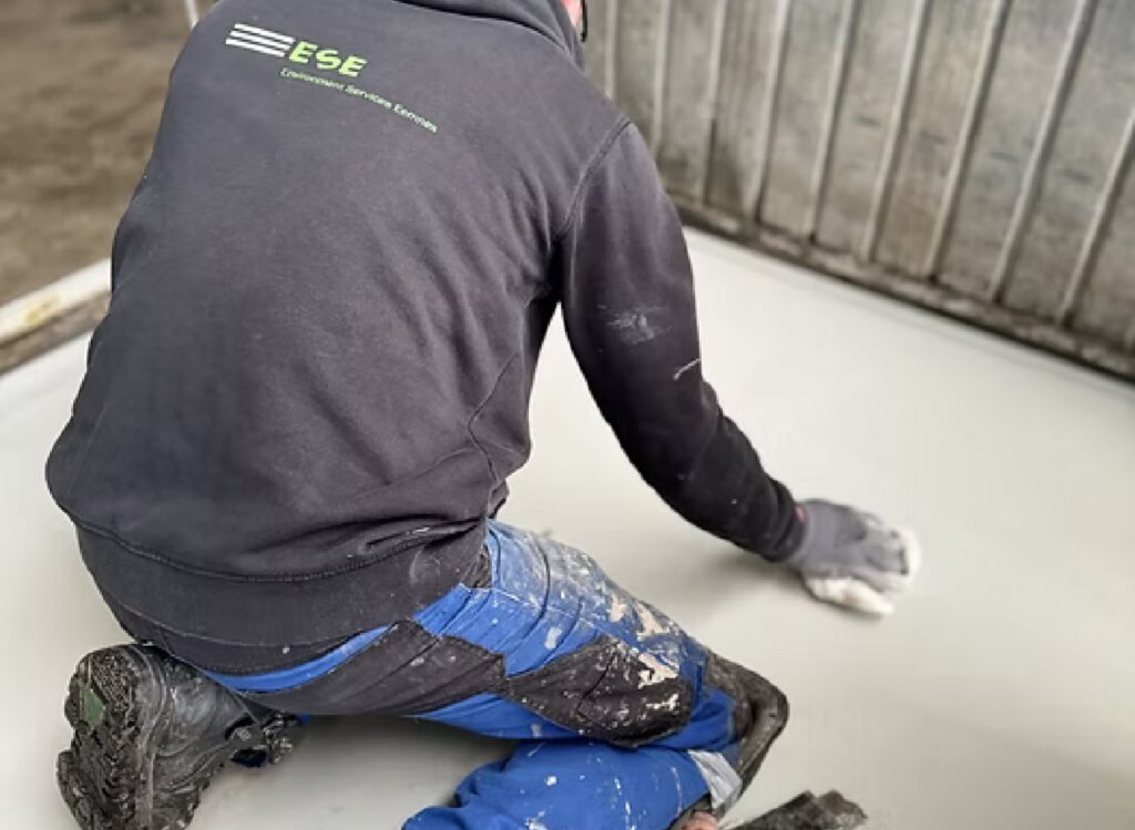 ESE werknemer bezig met betonbescherming