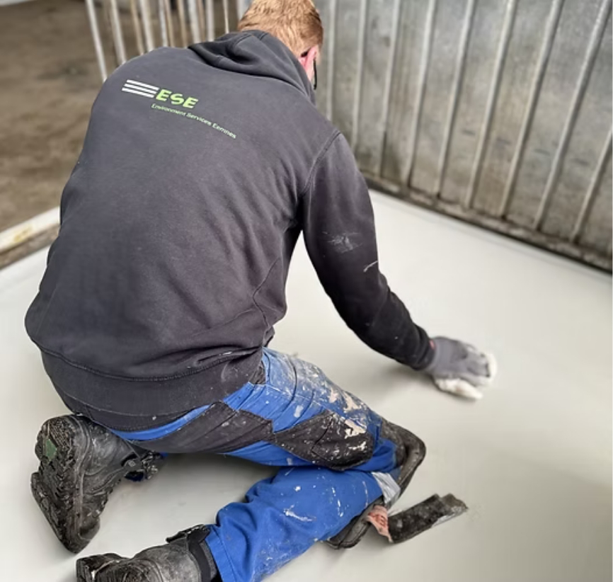 ESE werknemer bezig met betonbescherming