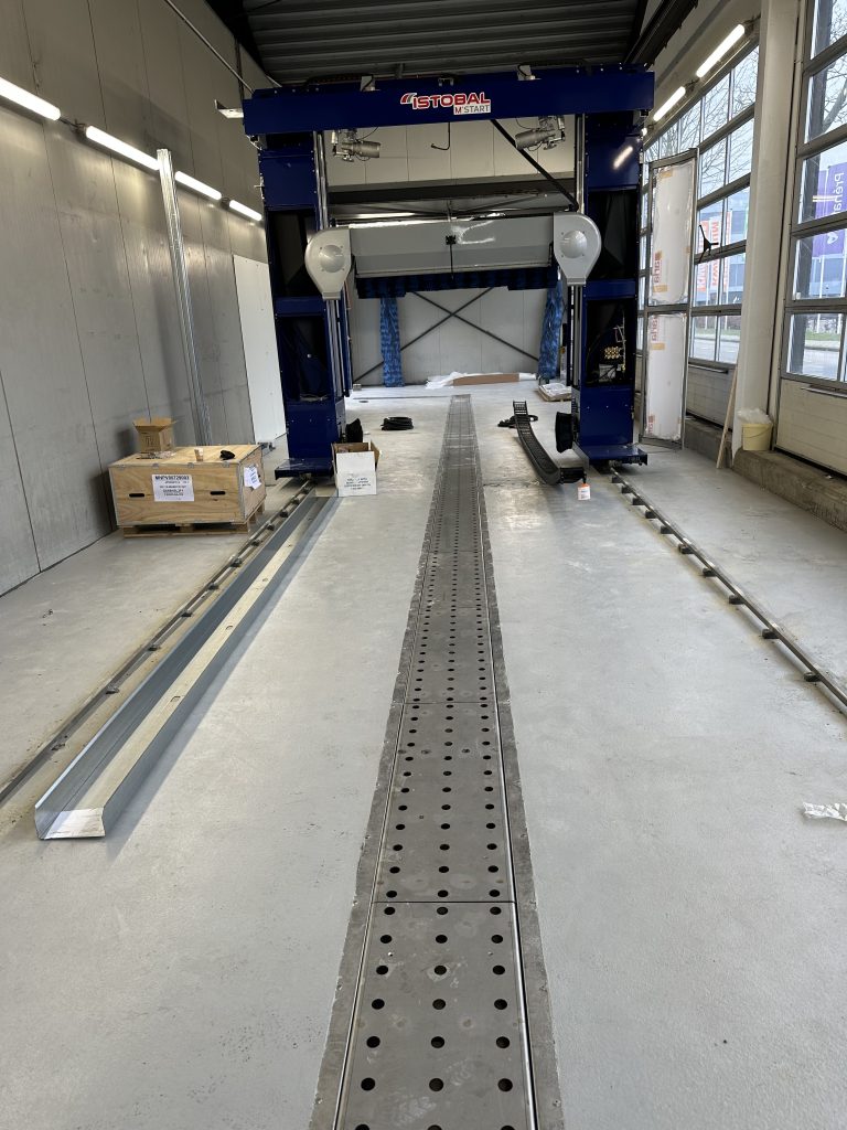 Maatwerk wasstraat met afwaterings goot