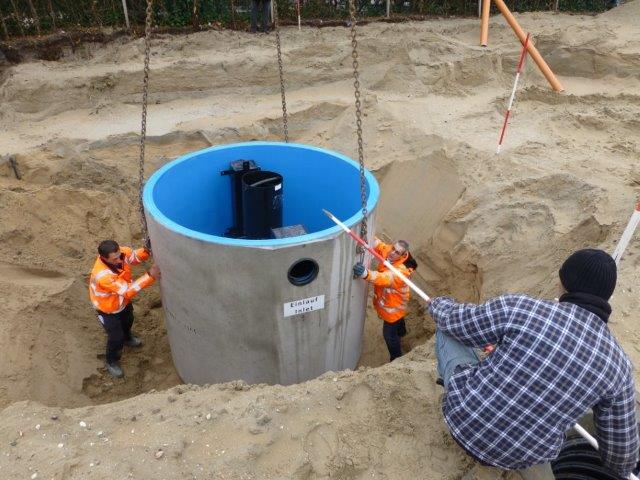 Olie- en benzine afscheider die wordt aangelegd door 3 specialisten van ESE en een kraan.