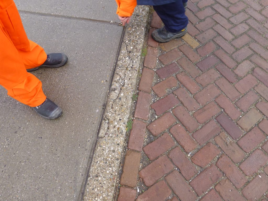 de inspectie van een vloeistofdichte vloer door 2 specialisten